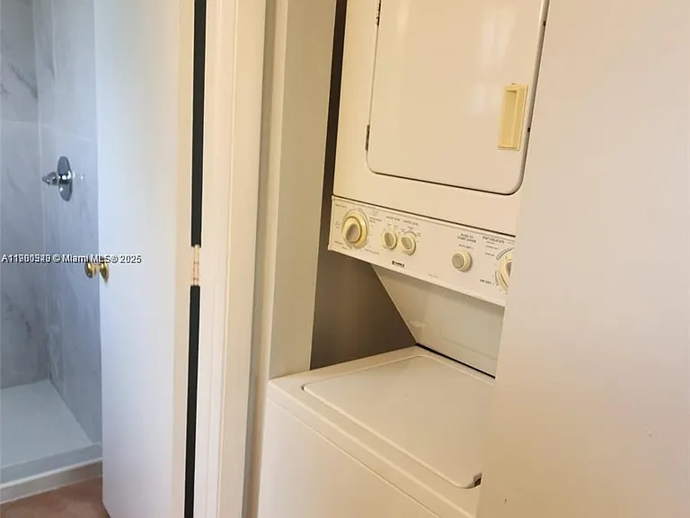 6061 Shakerwood Cir #208 — Photo 9