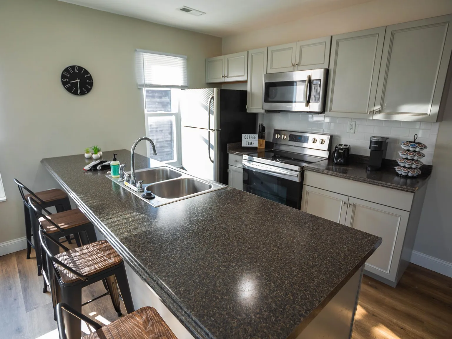 2 bed, 1000 sqft, $1,650 — Photo 2