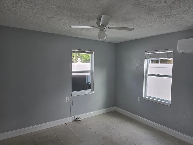 1323 Pinewood Ave — Photo 6