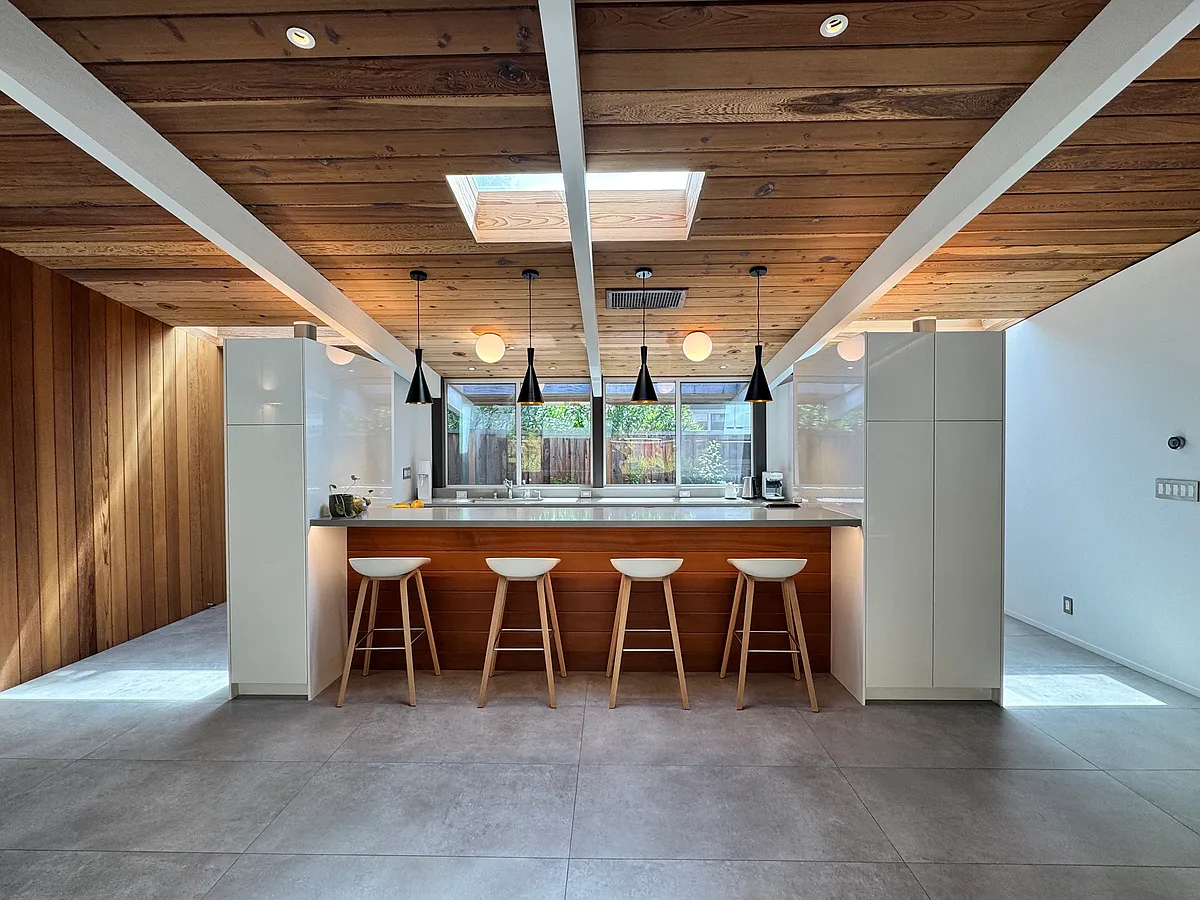 kitchen bar - 374 Tioga Ct