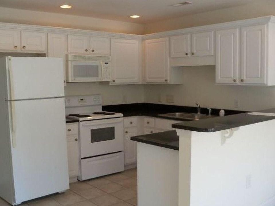2nd image of 1012 Hickory Dr APT A