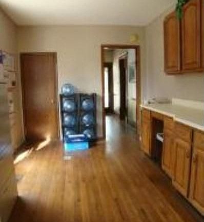 4th image of 609 W Main St