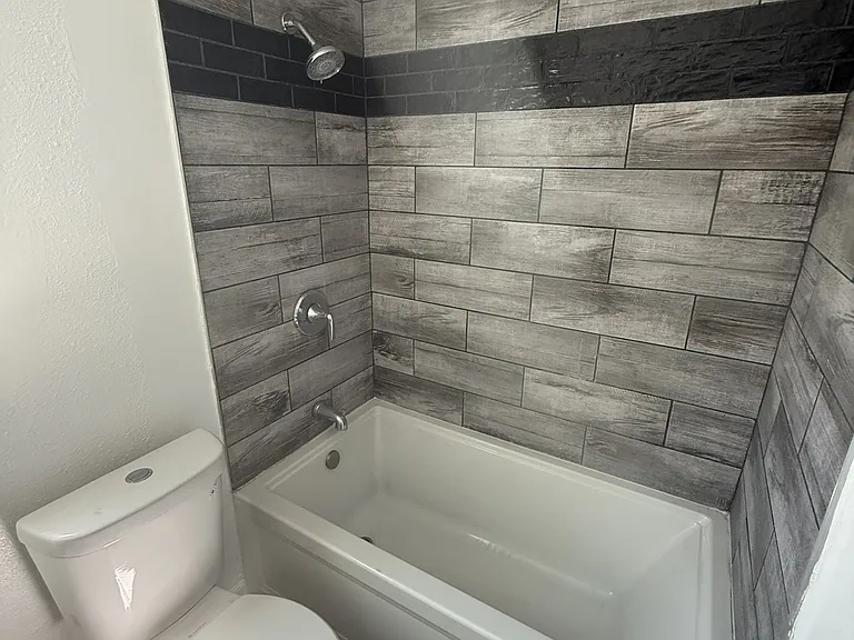 Bathroom Shower / Tub