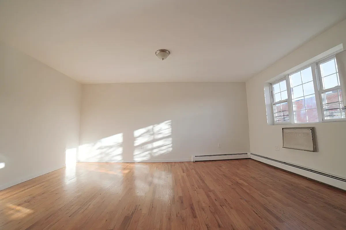 3 bed, 1200 sqft, $3,700 — Photo 2