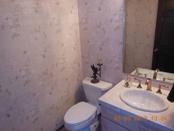 Main level 1/2 bath