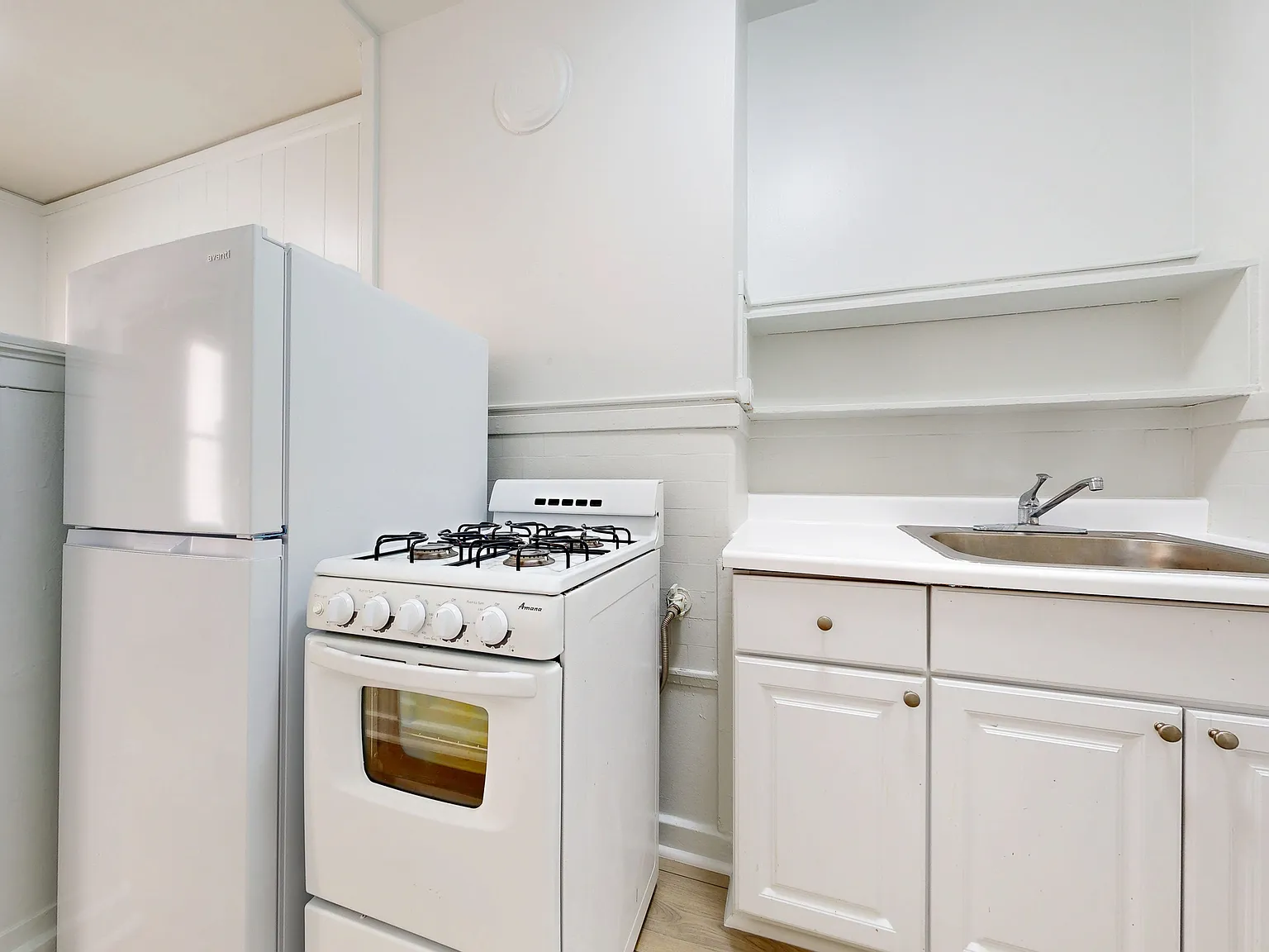 Charming Studio in Nob Hill | Pet Friendly | Shared Laundry — Photo 2
