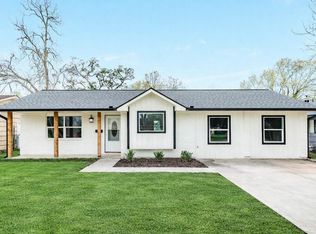 300 N Shanks St, Clute, TX 77531