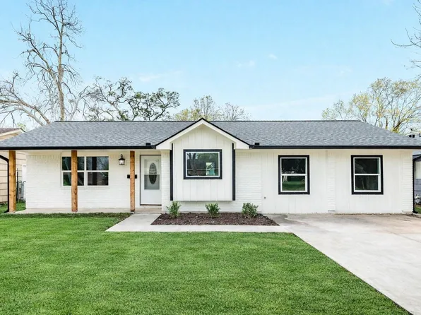 300 N Shanks St, Clute, TX 77531
