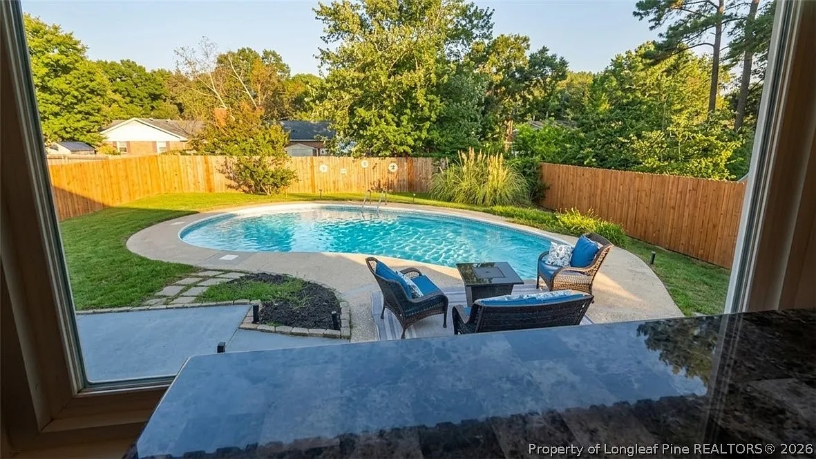 4 bed, 2.0 bath, 1715 sqft, $2,000 — Photo 4