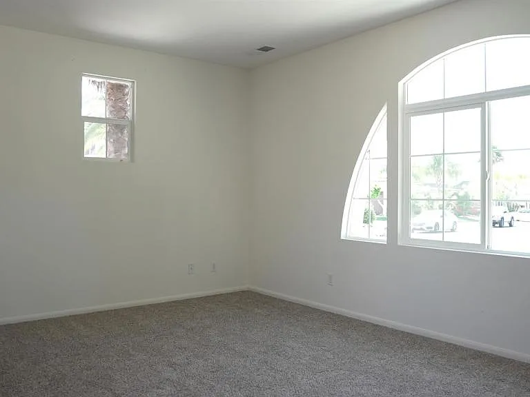 1050 White Alder Ave — Photo 7