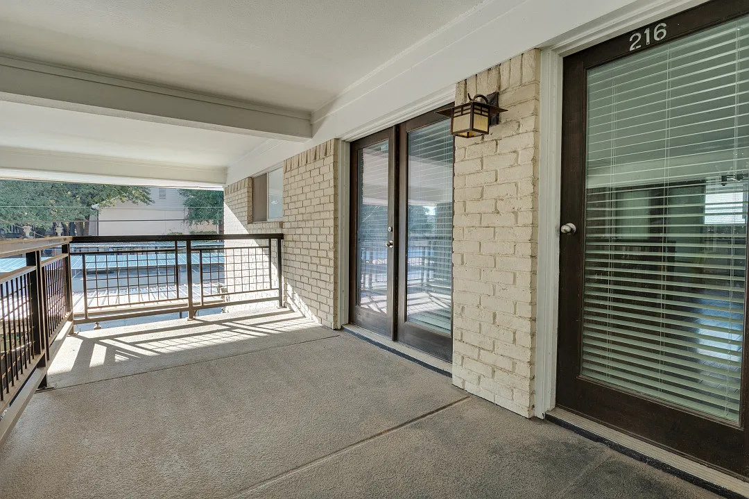 2 bed, 1.5 bath, 903 sqft, $1,350 — Photo 2