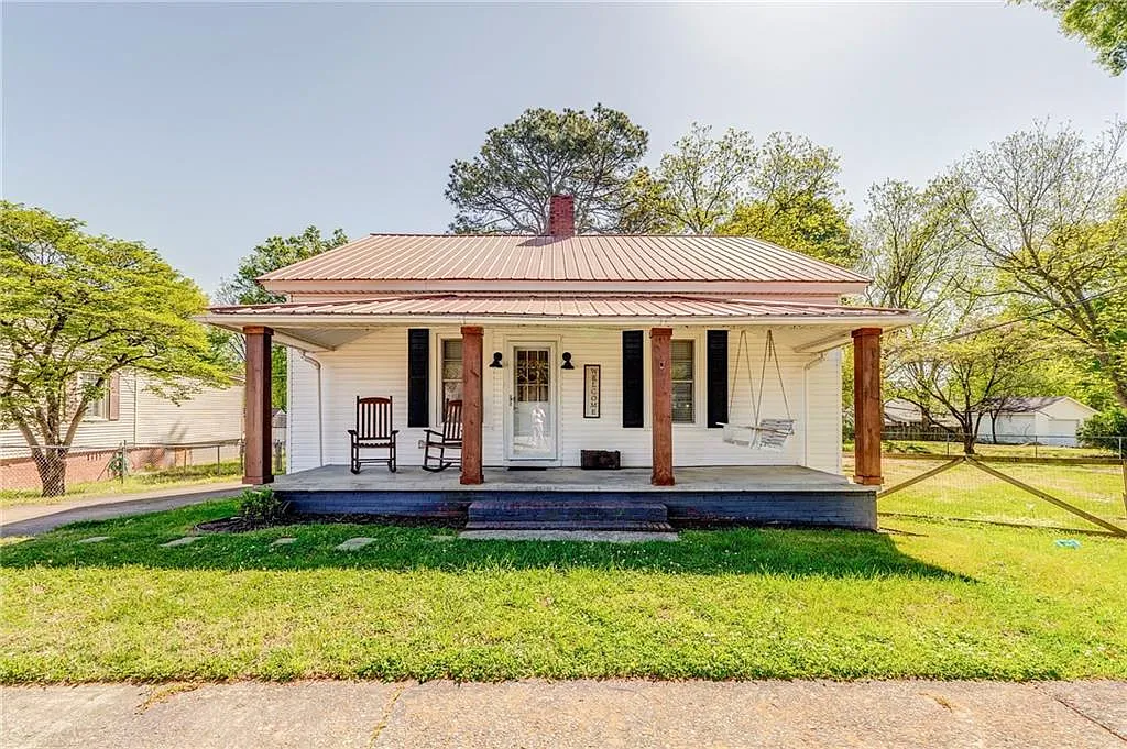 2 bed, 1.0 bath, 1209 sqft, $1,400 — Photo 1
