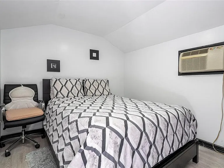 1594 Frances St — Photo 43