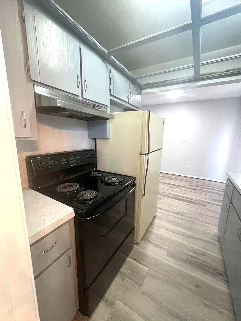 Oversized One Bedroom One Bathroom — Photo 1