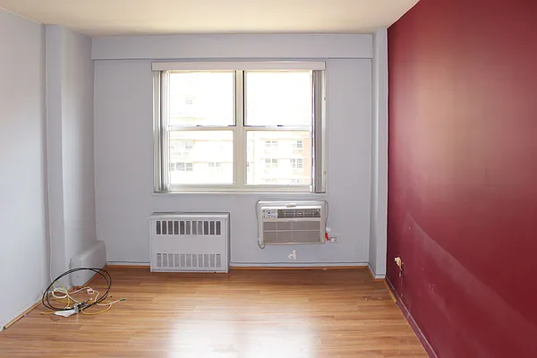 Sold by Thomas Lipovetsky, LREB | media 10