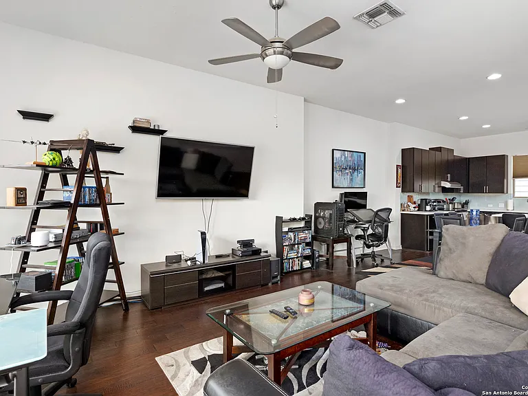 223 W Laurel — Photo 10