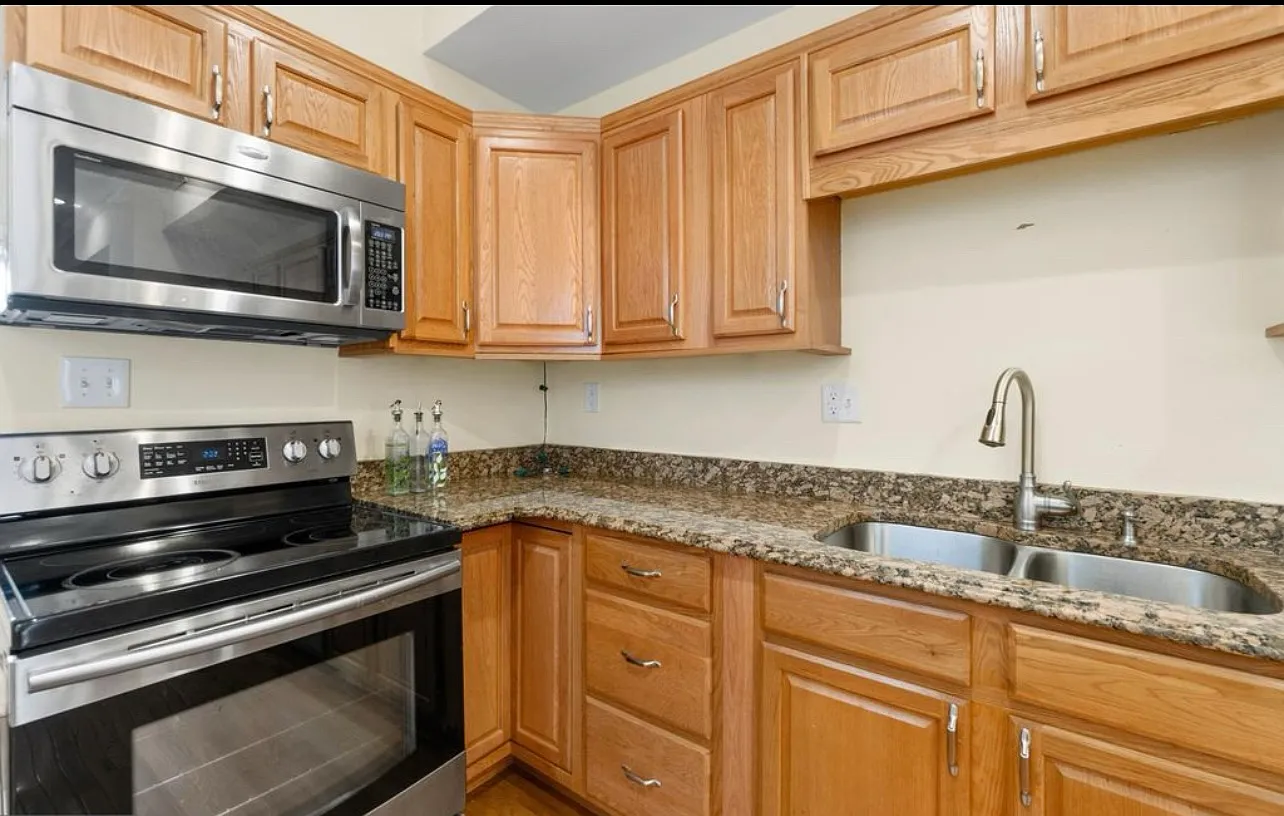 1 bed, 2025 sqft, $1,150 — Photo 3