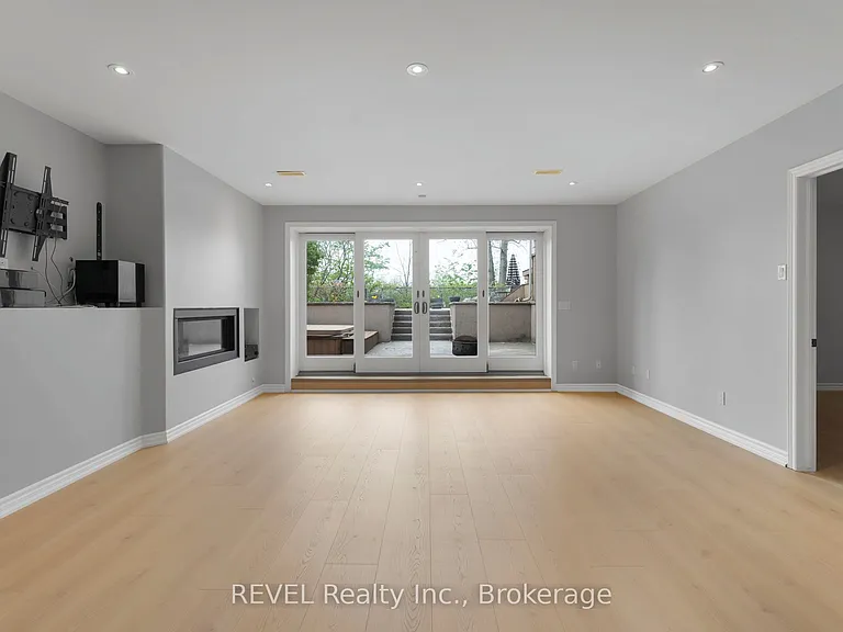 661 Clarence St — Photo 35