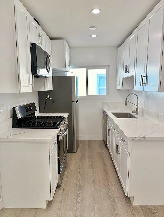 330 South Kenmore Avenue — Photo 1