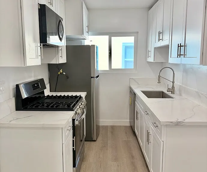 330 S Kenmore Ave — Photo 1