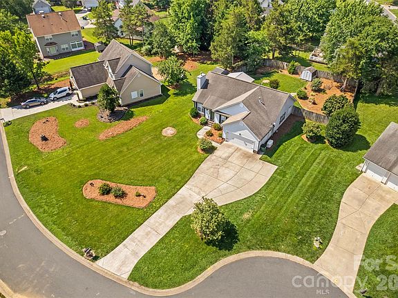3rd image of 4425 Derbyshire Ln