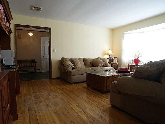 4th image of 3 Laura Ln