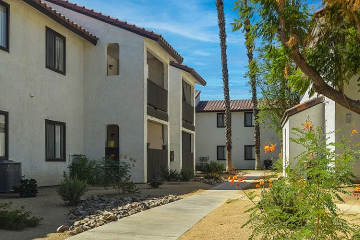 Las Brisas Apartments — Photo 4