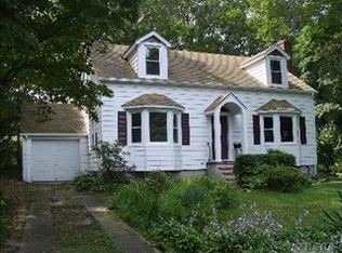 10 Burgess Ave, Huntington Station, NY 11746