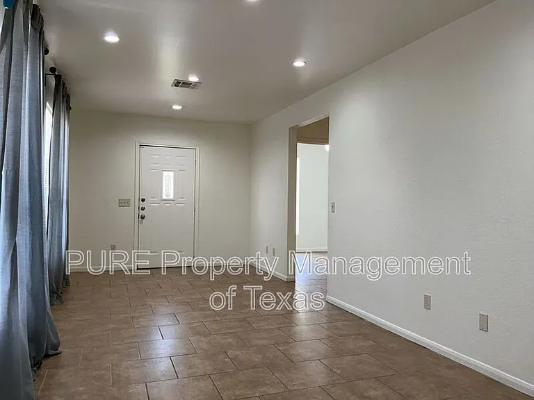 2517 E 4th St — Photo 6