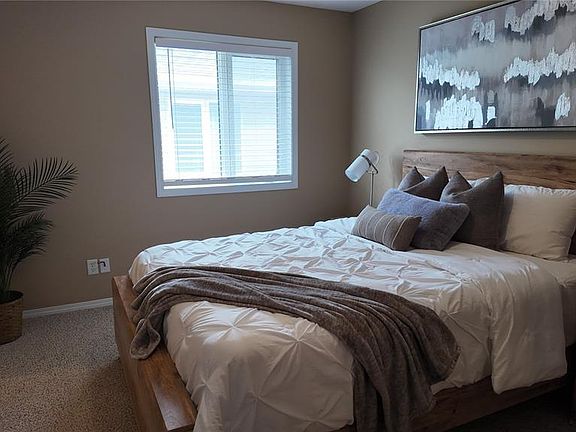 5th image of 3241 Woodhams DRIVE E