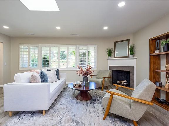 2nd image of 2023 Valparaiso Ave