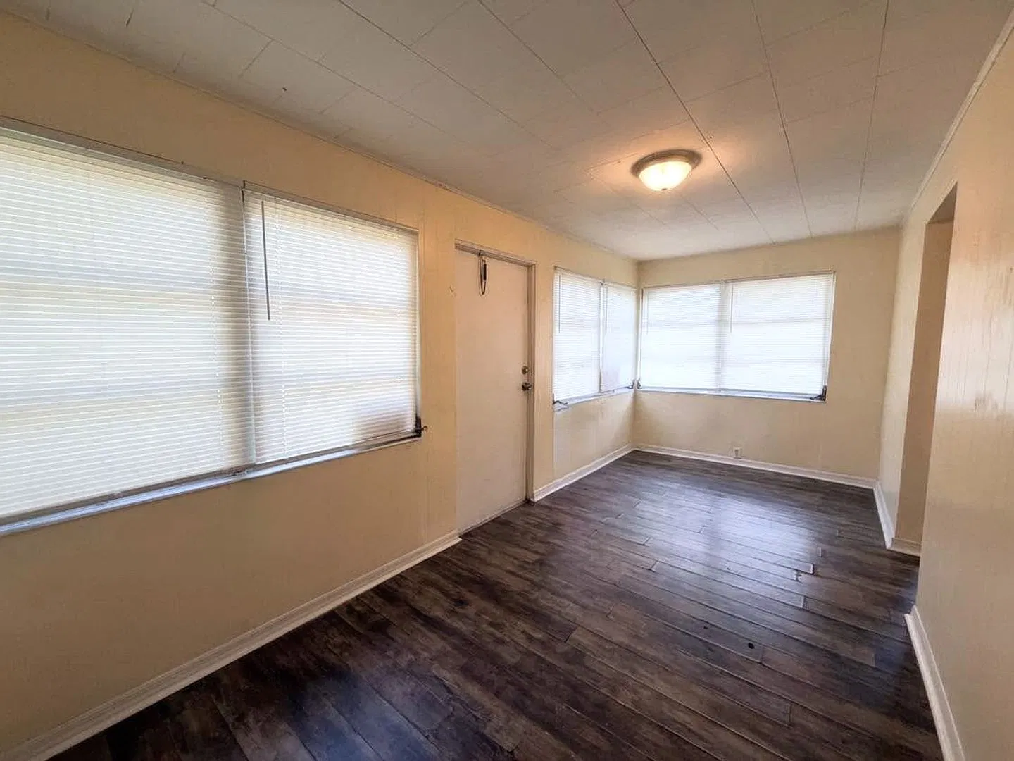 First Month's Rent Free! Huge 3/1 Downtown Ft. Myers Big Yard! — Photo 3
