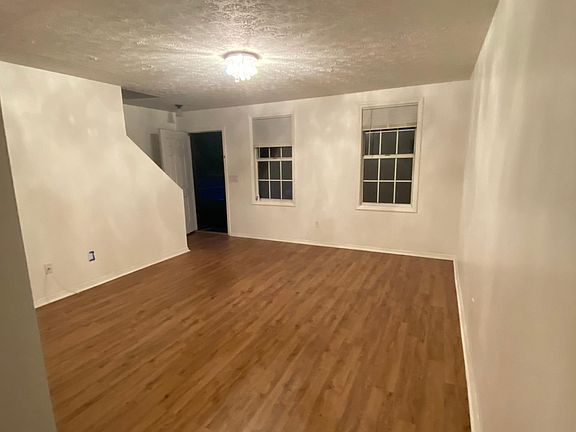 2nd image of 211 Oak Grove Dr #Pet