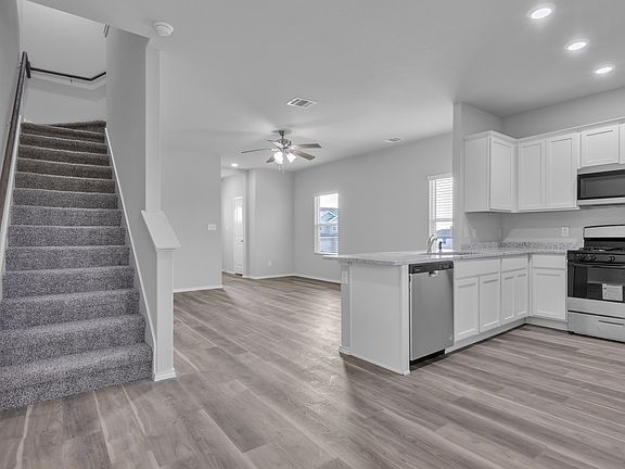 3rd image of 180 Damon Dr
