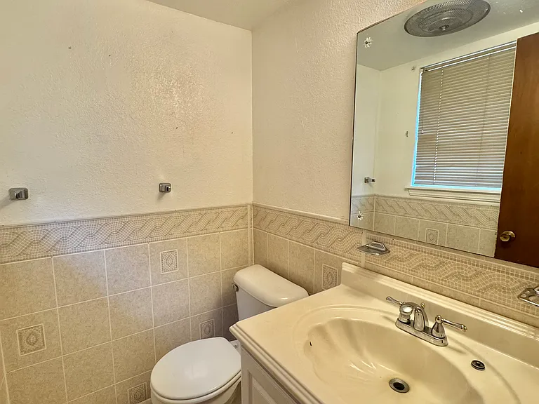 1233 Straka Ter — Photo 16