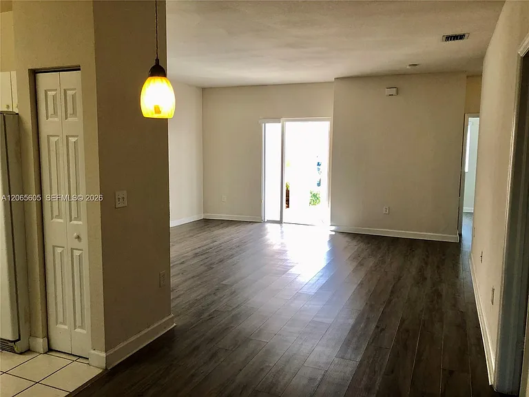 2733 NE 3rd Ct #103 — Photo 5