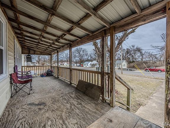 5th image of 588 Locust St