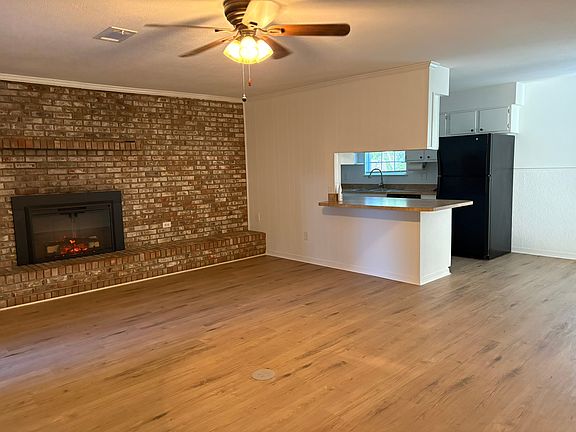 3rd image of 1228 Londonderry Ln