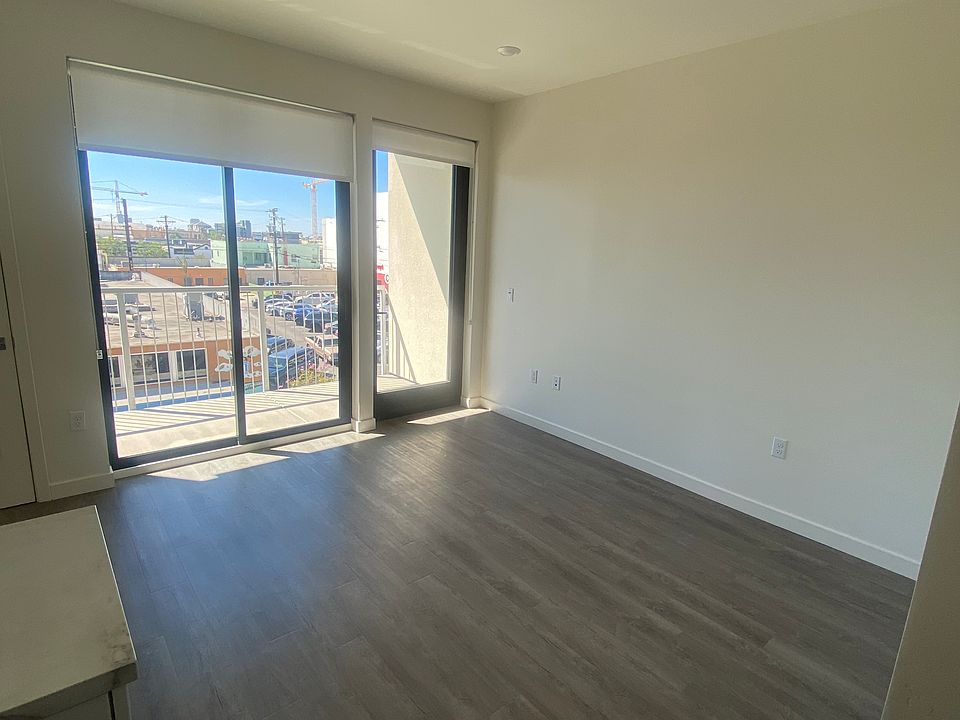 1st image of 3067 N Park Way #305