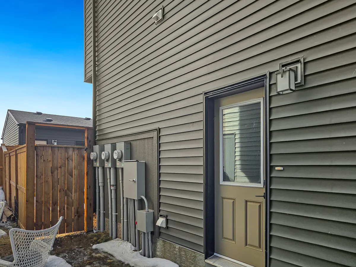 Building Photo - 102 Silverton Glen Gate SW