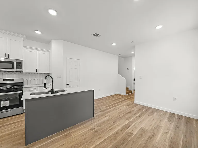 1512 W Blum St #A — Photo 13