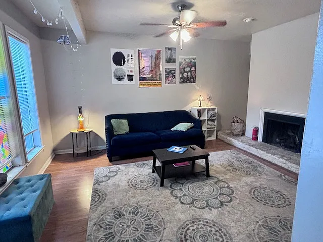 1 bed, 1055 sqft, $1,100 — Photo 2