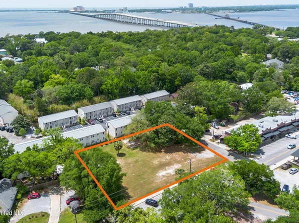 516 Porter Ave, Ocean Springs, MS 39564