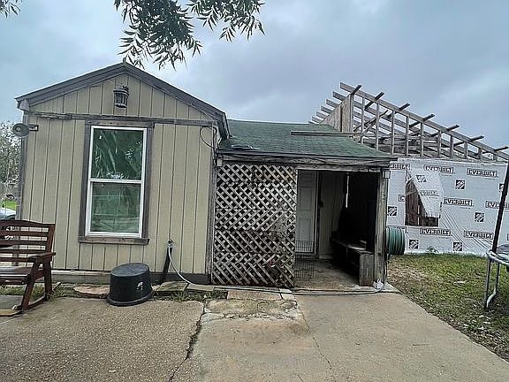 4th image of 1021 Main Dr