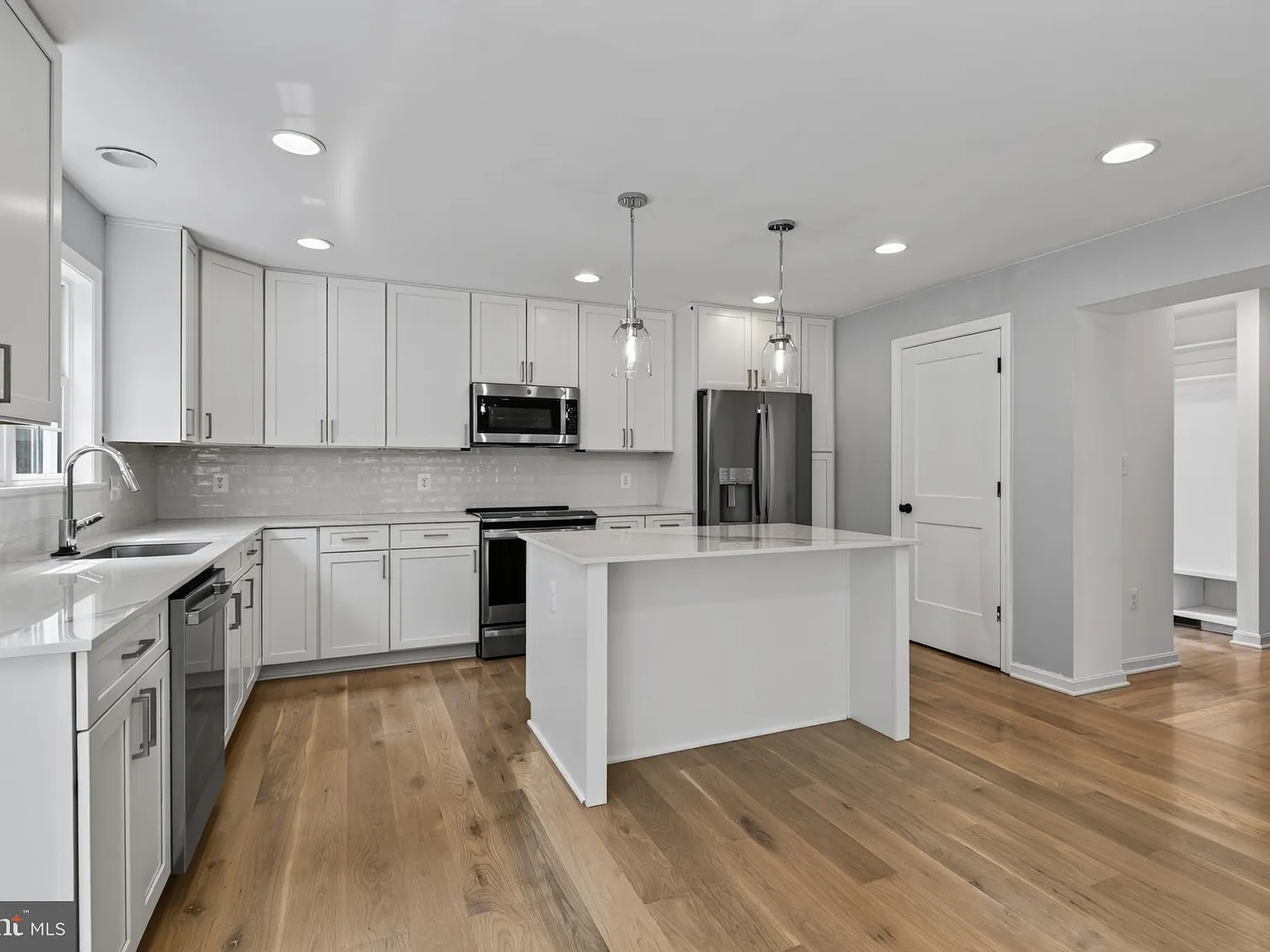 5 bed, 4.5 bath, 2935 sqft, $8,600 — Photo 4