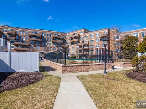 44 Iron Forge Sq, Pompton Lakes, NJ 07442