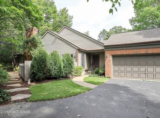 2 Warrington Dr, Lake Bluff, IL 60044