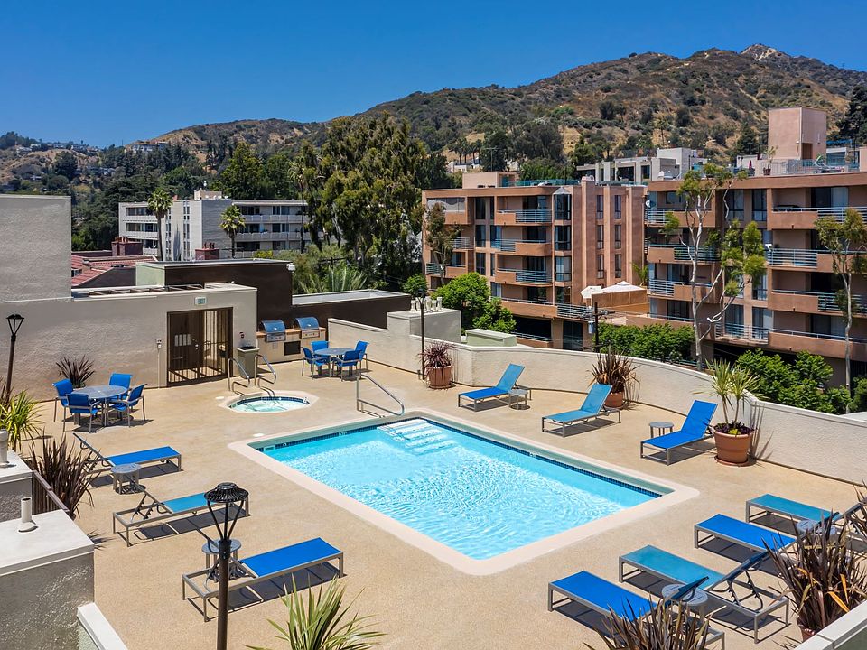 Apartments in Hollywood, CA - Elevated View of Pool, Jacuzzi, Patio with Lounge Chairs and Tables with view of Grilling Area and Surrounding Areas summit