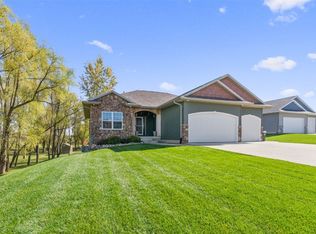 3121 Falcon View Ct, Cedar Rapids, IA 52404