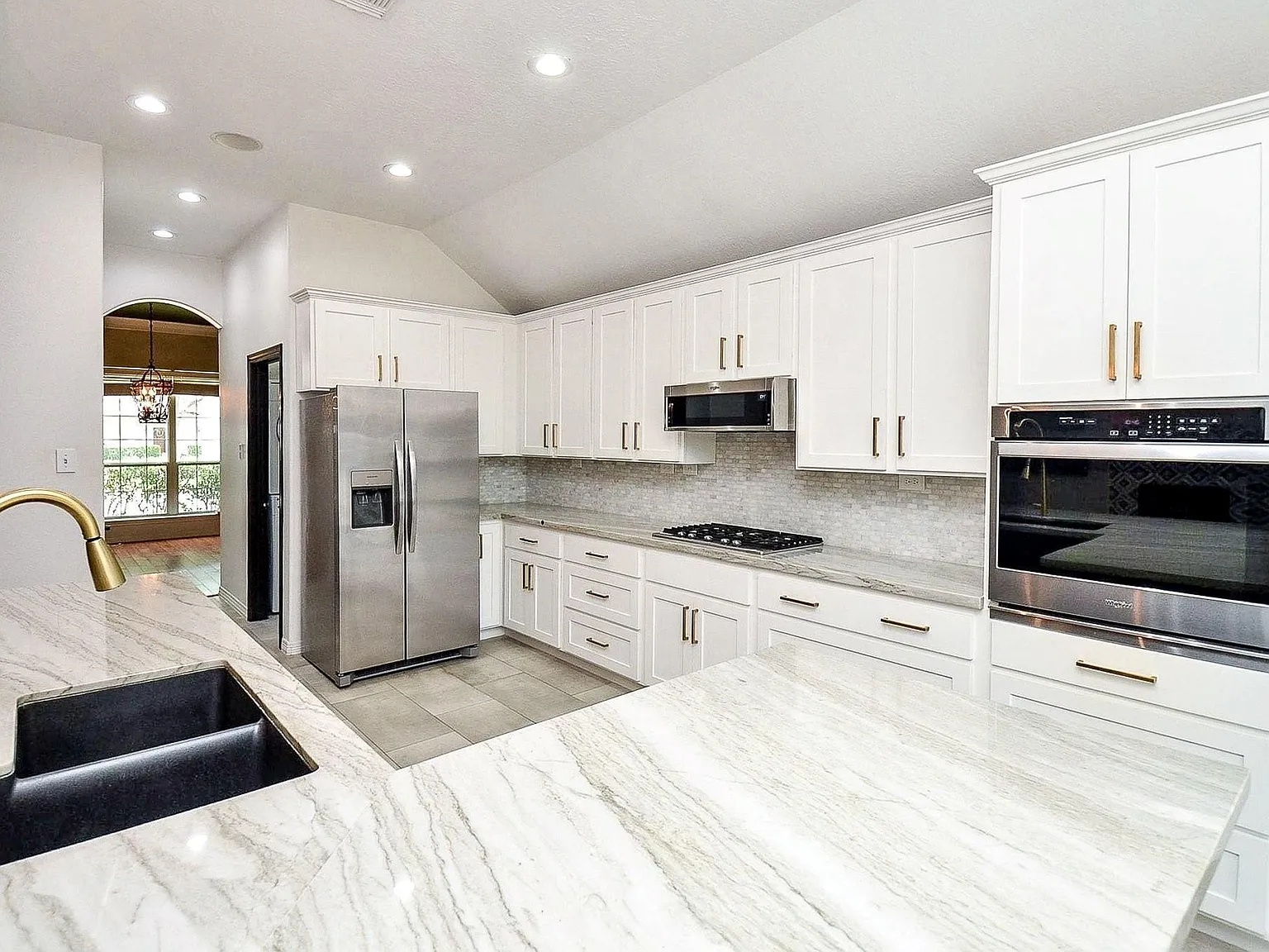 4 bed, 2.0 bath, 3000 sqft, $3,000 — Photo 2